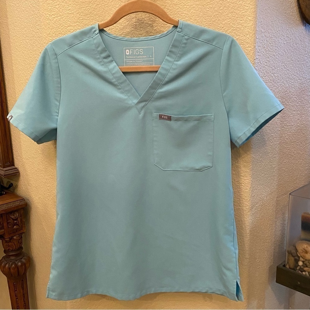FIGS Women Light Turquoise V-Neck Technical Collection Scrub Top Size Small